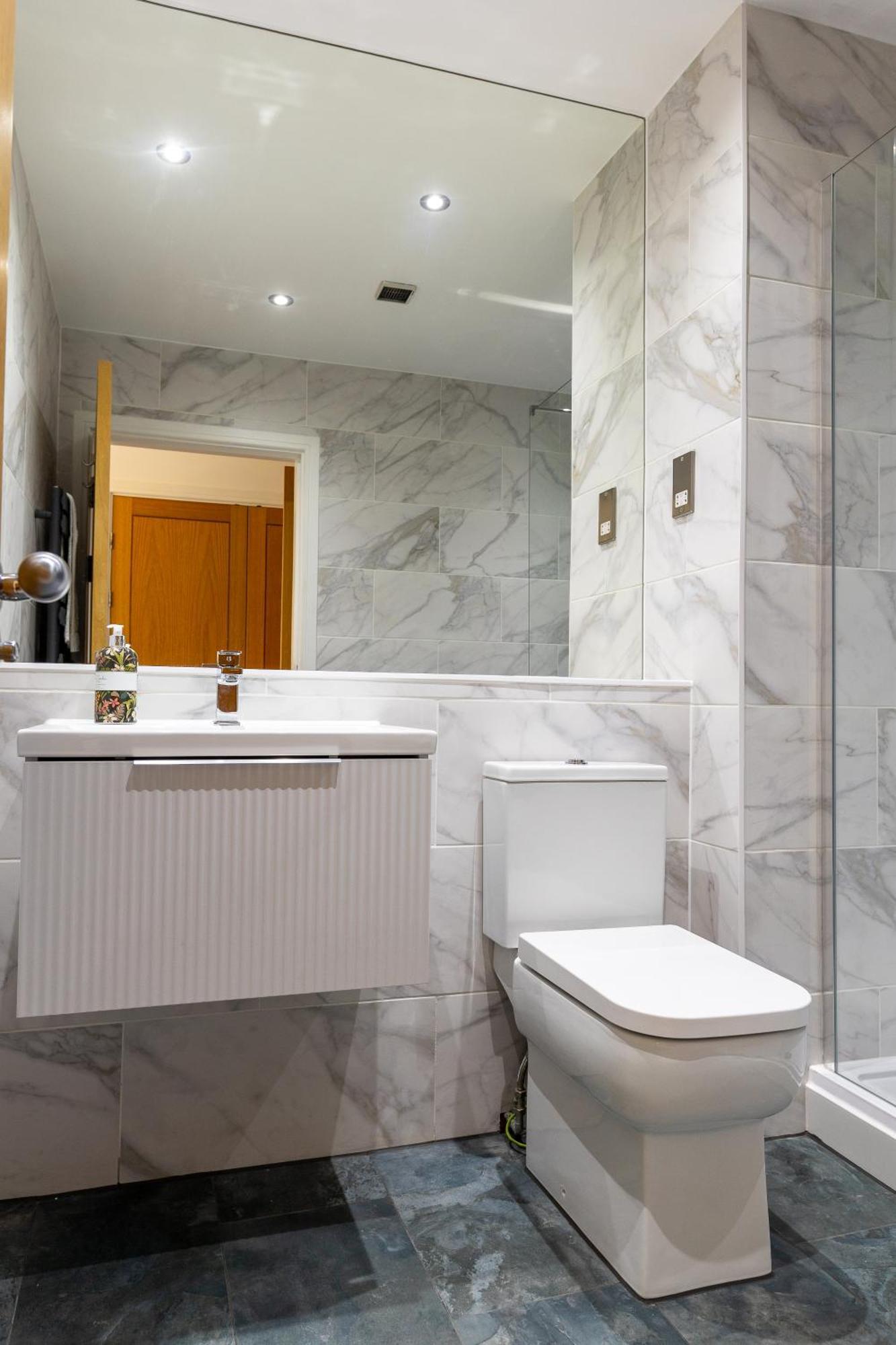 Trendy City Centre Apartment With Free Parking Cardiff Eksteriør bilde